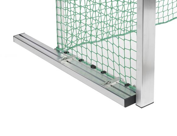 Aluminium-Torrahmen mit grünem Netz und stabiler Bodenbefestigung für Sporttore.
