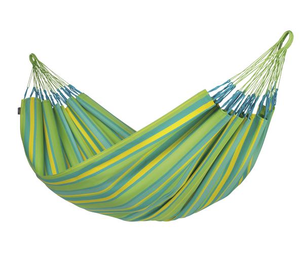 Bunte Hängematte mit grünen und gelben Streifen, ideal für Garten und Terrasse.