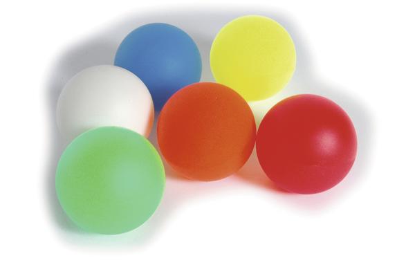 Sechs bunte Tischtennisbälle in verschiedenen Farben auf weißem Hintergrund.