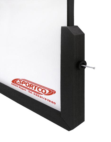 Detailaufnahme eines weißen Sportco Volleyballnetzes mit schwarzem Rand und Befestigungsnägeln.