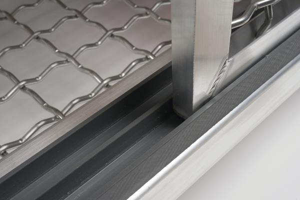 Edelstahl-Gitter und Schiebetürschiene mit Dichtung für reibungslosen Türlauf.