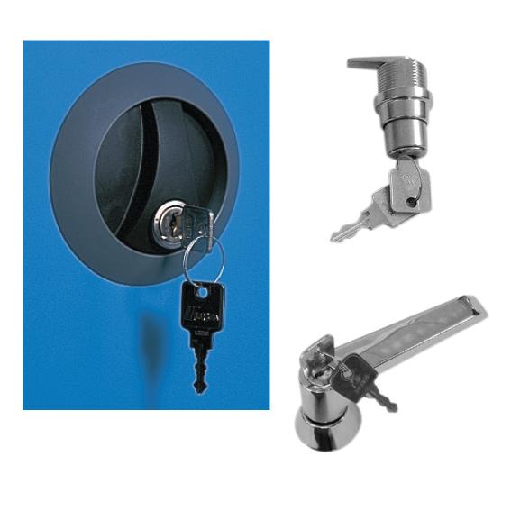 Schlüssel im runden blauen Schrankgriff mit Schloss . Zwei Zylinderschlösser mit Schlüssel in Metallgehäuse.