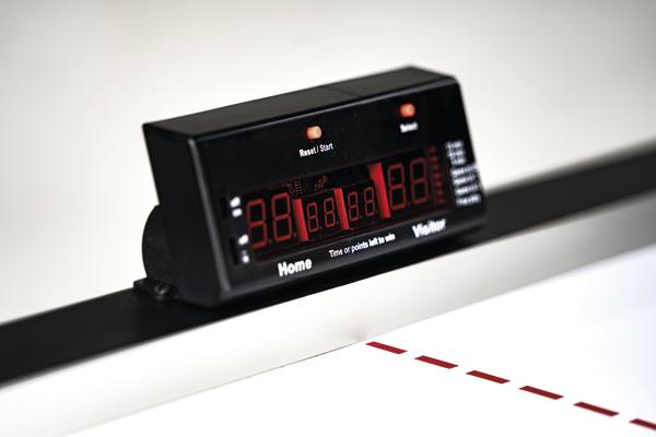 Elektronische Anzeigetafel für Punkte und Zeit bei einem Airhockey-Spiel.