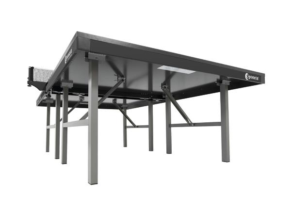 Moderner Tischtennistisch mit stabilem Metallgestell und Netz, freigestellt auf weißem Hintergrund.