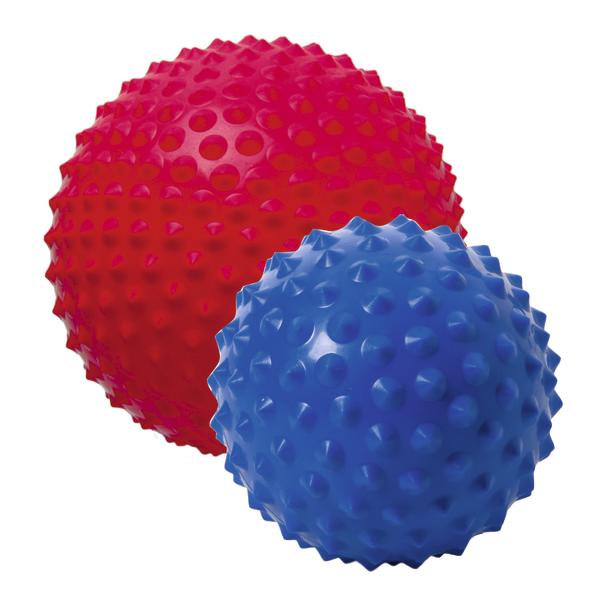 Zwei stachelige Massagebälle in Rot und Blau auf weißem Hintergrund.