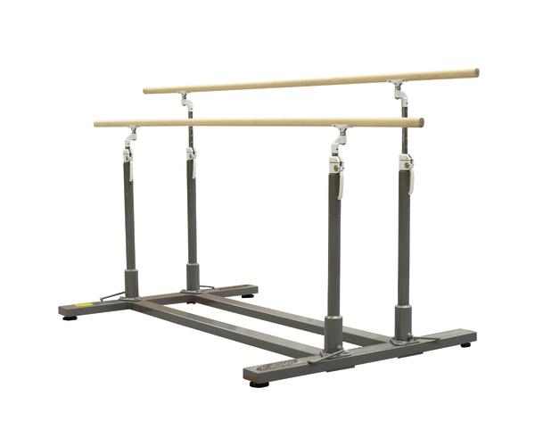 Doppelter Gymnastik-Barren mit Holzgriffen und verstellbaren Metallstützen auf weißem Hintergrund.
