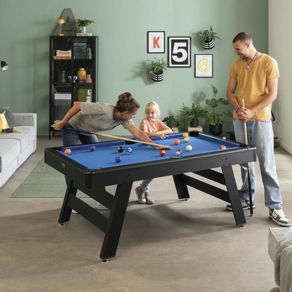 Familie spielt gemeinsam Billard an einem schwarzen Billardtisch mit blauem Spielfeld.