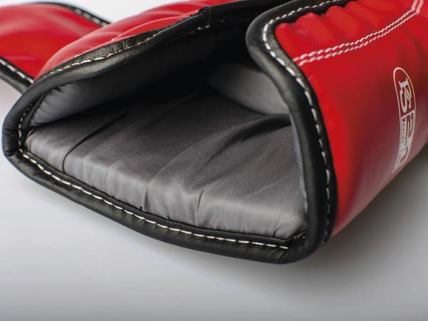Rotes Boxhandschuh-Innenfutter mit schwarzer Naht und gepolstertem Innenraum.