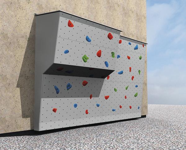 Kletterwand mit bunten Griffen an einer Außenwand für Bouldern und Klettersport.