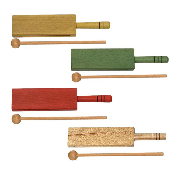 Vier bunte Holz-Klangstäbe mit Schlägeln, Spielzeug für Kinder und Musikunterricht.