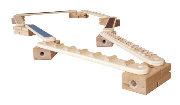 Holz-Kugelbahn mit verschiedenen Rampen und Steigungen, naturbelassenes Spielzeug für Kinder.