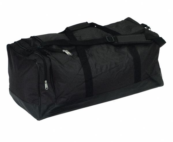 Schwarze Sporttasche mit Reißverschlüssen und verstellbarem Schultergurt auf weißem Hintergrund.