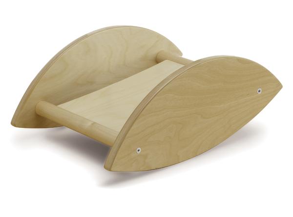 Natürliches Holz-Wippbrett für Kinder, ergonomisch und vielseitig einsetzbar.