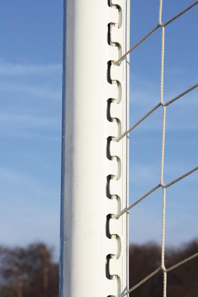Weißer Pfosten mit Schnürsystem und Netz vor blauem Himmel, Fußballtor Detail.