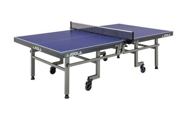 Tischtennisplatte JOOLA mit blauem Spielfeld und klappbarem Netz auf Rollen.