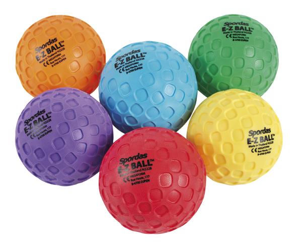 Bunte Sportas E-Z Ball Softbälle in sechs verschiedenen Farben für Training und Spiel.