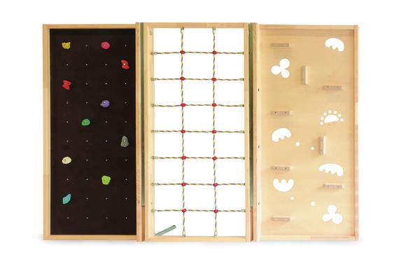 Kletterwand mit Klettergriffen, Seilnetz und Balancier-Elementen aus Holz für Kinder.