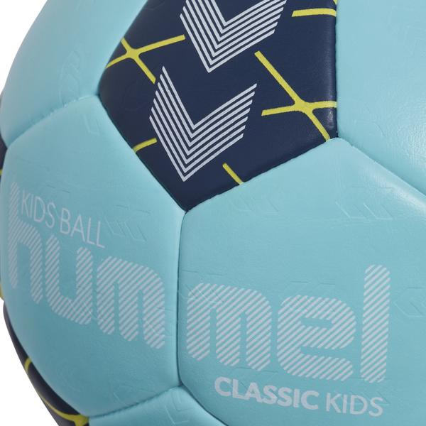 Nahaufnahme eines blaue-marineblauen Hummel Handballs mit gelbem Streifenmuster, ideal für Handballspiele und Training.