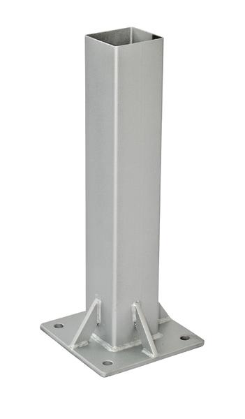 Grauer quadratischer Metallpfosten mit Bodenplatte und Verstärkungsstreben für Befestigung.