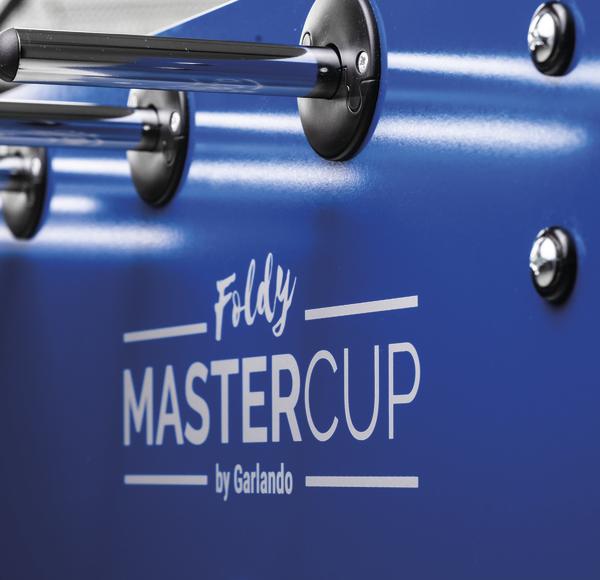 Detailansicht des blauen Tischkickers mit Spielstangen und Foldy Master Cup Logo.
