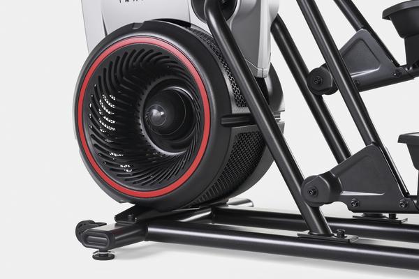 Detailansicht des Luftwiderstands-Systems eines Max Trainers mit schwarzem Ventilatorrad, rotem Akzentring und stabilem Stahlrahmen.