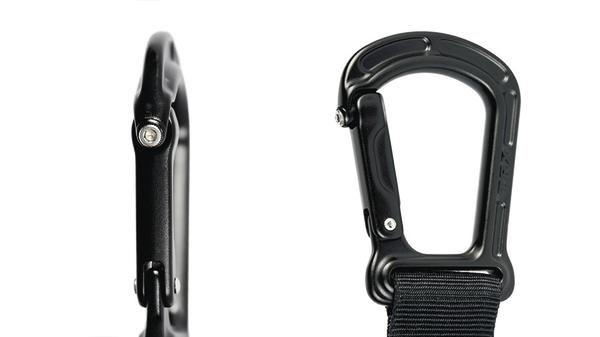 Schwarzer Karabinerhaken aus Metall mit Sicherheitsverschluss und Gurtband, isoliert auf weißem Hintergrund.