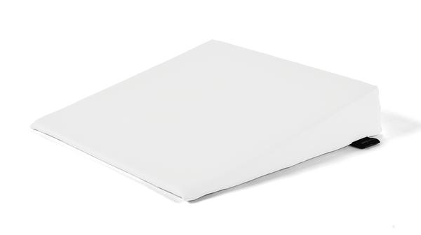 Ergonomisches weißes Keilkissen zur Rücken- und Sitzunterstützung, rutschfest und komfortabel.