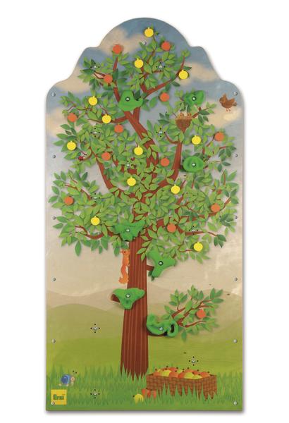 Bunte Kletterwand mit Baum, Äpfeln und Tieren für Kinder.