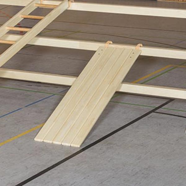 Schwungbrett aus Holz mit Einhängehaken am Lüneburger Stegel – schräg befestigtes Turngerät mit Längslatten