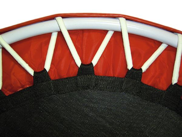 Detailaufnahme eines Mini-Trampolins mit schwarzem Sprungtuch und roten Randpolstern.