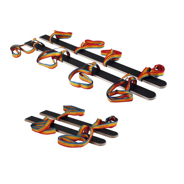 Zwei schwarze Holzlatten mit bunten Gurten zur Befestigung, vermutlich für Fitness oder Therapie.