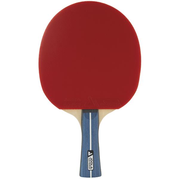 Tischtennisschläger mit rotem Belag und blauem Griff, isoliert auf weißem Hintergrund.