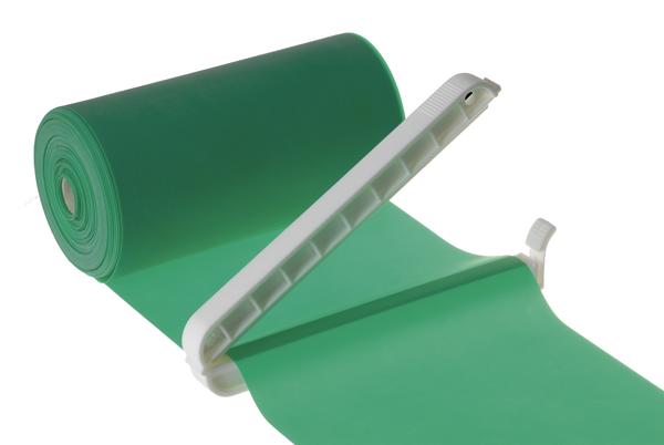 Grüne Widerstandsband-Rolle mit Halter für Fitness- und Rehabilitationsübungen.