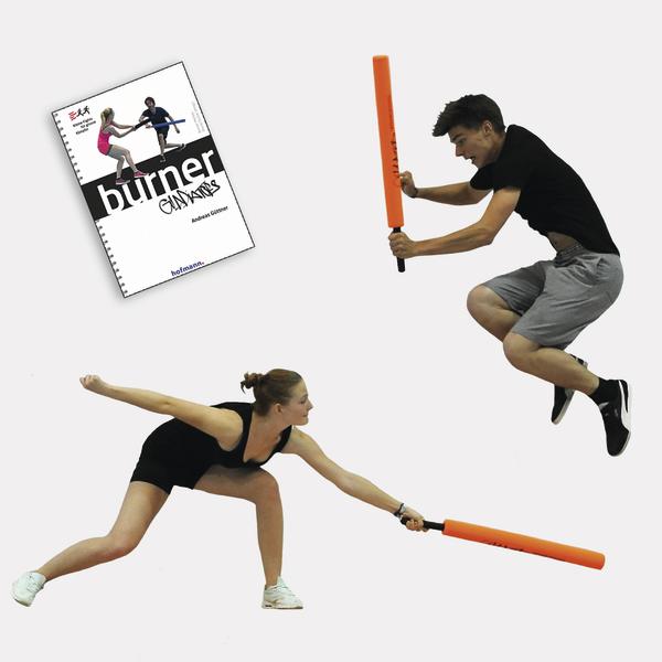 Junge und Mädchen mit orangefarbenen Schlägern, der Junge springt; oben links ein Buch, vor weißem Hintergrund.