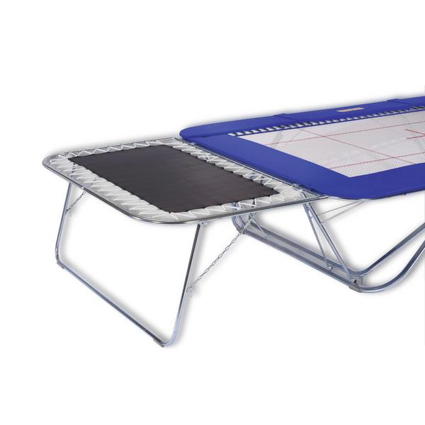 Trampolin mit integriertem Sprungbrett und blauem Rand für Indoor- und Outdoor-Sport.