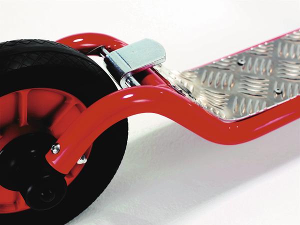Roter Tretroller mit großem Vorderrad und rutschfester Metall-Trittfläche, Nahaufnahme.
