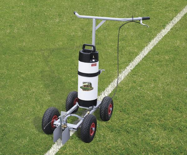 Markierwagen auf Rasen für präzises Linienziehen auf Sportplätzen, weiß und schwarz mit vier Rädern.
