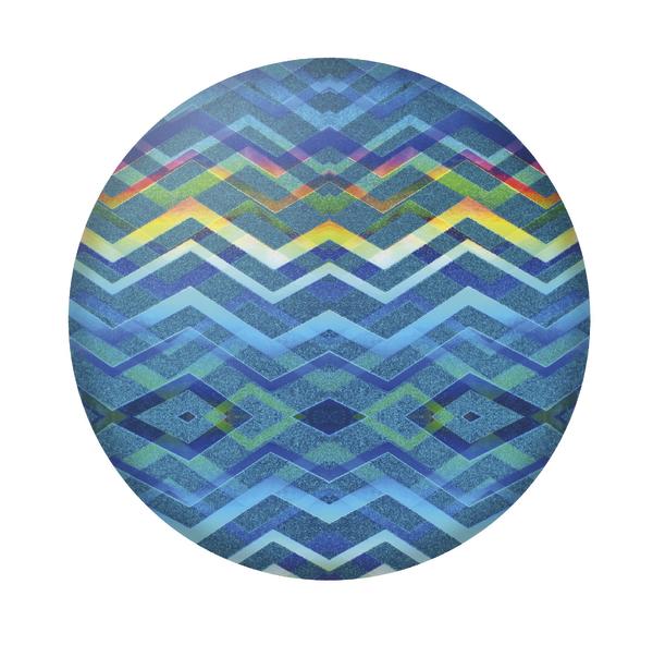 Rundes Bild mit blau-grünem Zickzack- und Rautenmuster in verschiedenen Blautönen.