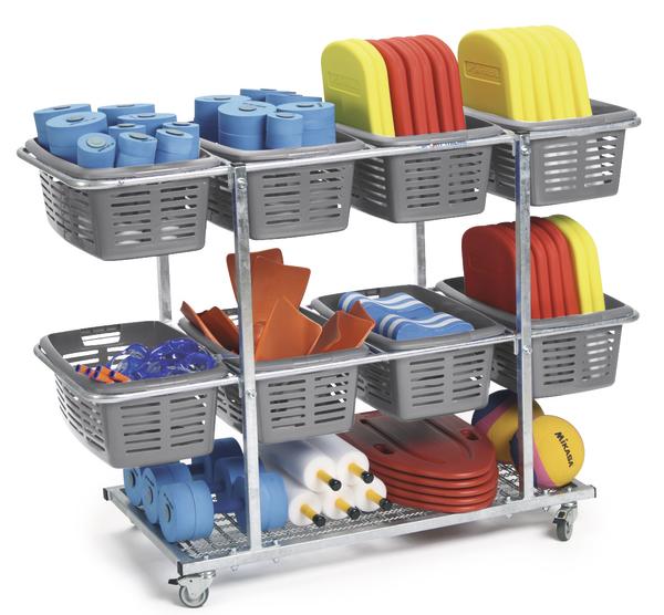 Schwimmhilfen und Trainingsmaterialien in grauem Rollwagen für Schwimmunterricht organisiert.