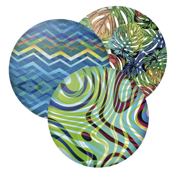 Wurfscheibe mit blauem Zickzack-Muster und bunten Akzenten. Wurfscheibe mit tropischem Blattmuster in Grün- und Brauntönen. Wurfscheibe mit abstraktem, wellenförmigem Muster in Grün- und Blautönen.