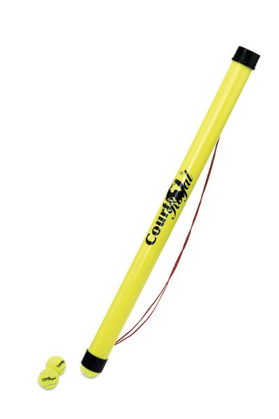 Gelber Tennisball-Röhrenbehälter mit zwei Tennisbällen und Tragegurt, isoliert auf weißem Hintergrund.