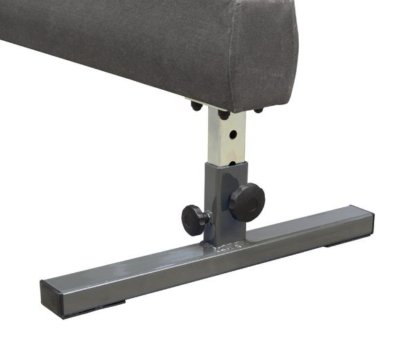 Verstellbare Metallstütze mit grauem Polster, Nahaufnahme auf weißem Hintergrund.