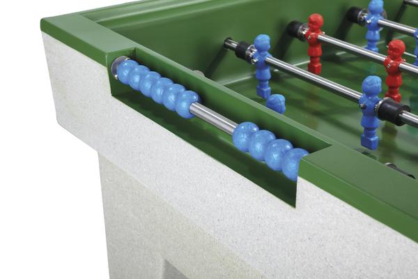 Detailansicht des Maillith Outdoor Kickertischs mit blauer Toranzeige, roten und blauen Spielfiguren und robuster Betonkonstruktion