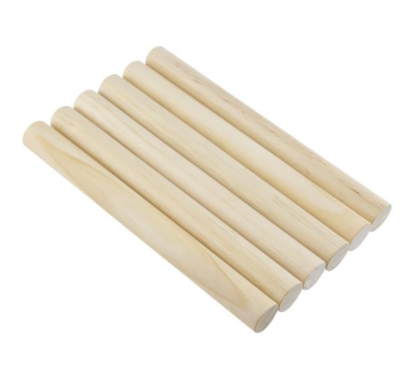 Sechs glatte, runde Holzstäbe aus hellem Naturholz, nebeneinander liegend.