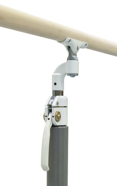 Verstellbare Tanzstangenhalterung aus Metall mit Holzstange für Ballettübungen.