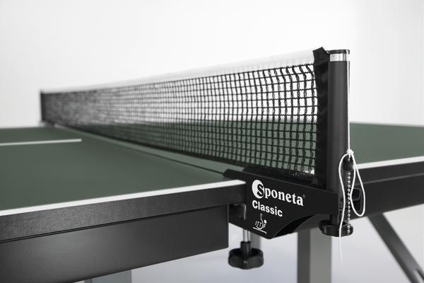 Tischtennisnetz und Tischtennistisch der Marke Sponeta Classic in Nahaufnahme.