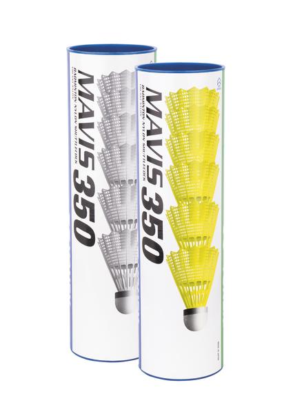 Zwei Dosen mit gelben und weißen Mavis 350 Federbällen für Badminton.