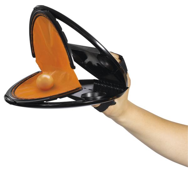 Hand hält schwarzen Tischtennisballhalter mit orangefarbenem Innenraum und Ball.
