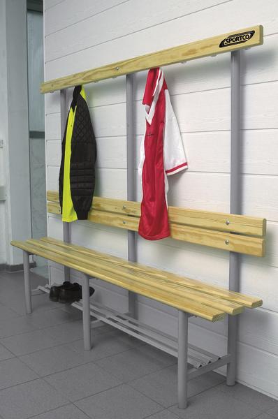 Umkleidebank mit Garderobenhaken, zwei Jacken und Schuhen darunter in einem Sportbereich.