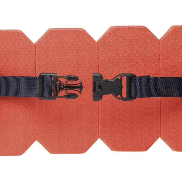 Schwimmgürtel mit verstellbarem schwarzen Klickverschluss und orangenen Schwimmplatten.